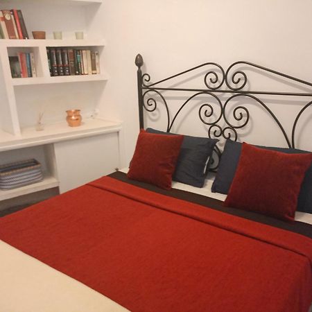 Small Stylish Room With Comfortable Queen-Size Bed In Very Large, Beautifully Decorated Shared Flat In The Historic Centre Of Малага Экстерьер фото