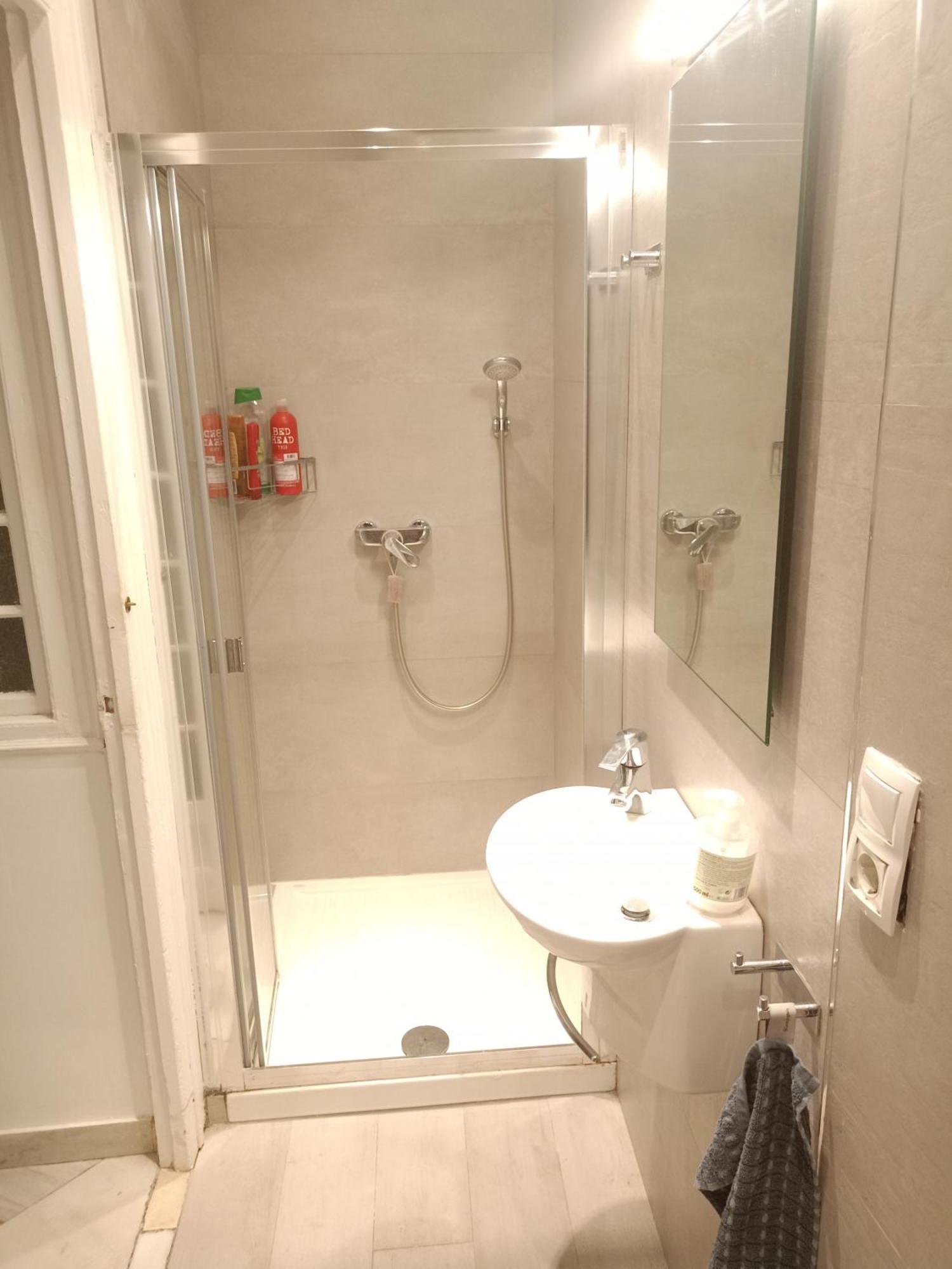 Small Stylish Room With Comfortable Queen-Size Bed In Very Large, Beautifully Decorated Shared Flat In The Historic Centre Of Малага Экстерьер фото