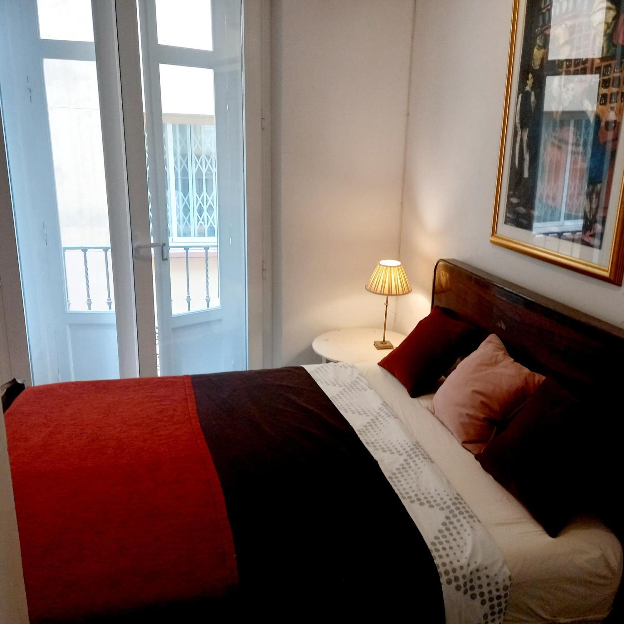Small Stylish Room With Comfortable Queen-Size Bed In Very Large, Beautifully Decorated Shared Flat In The Historic Centre Of Малага Экстерьер фото